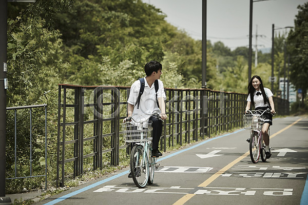 20대 남자 두명 성인 여자 한국인 JPG 아웃포커스 앞모습 포토 공원 교복 나무 데이트 도로 미소(표정) 앉기 야외 응시 자전거 전신 주간 커플 학생