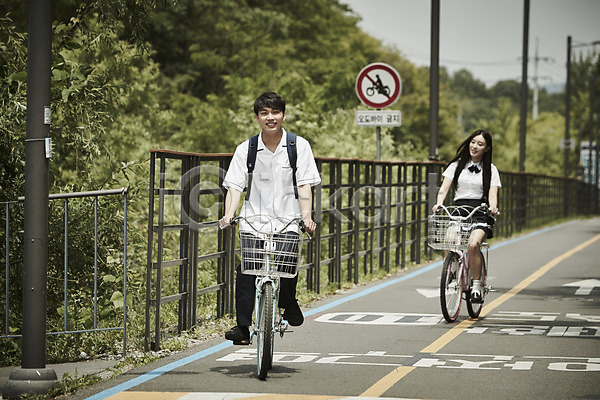 20대 남자 두명 성인 여자 한국인 JPG 아웃포커스 앞모습 포토 공원 교복 나무 데이트 도로 미소(표정) 앉기 야외 자전거 전신 주간 커플 학생