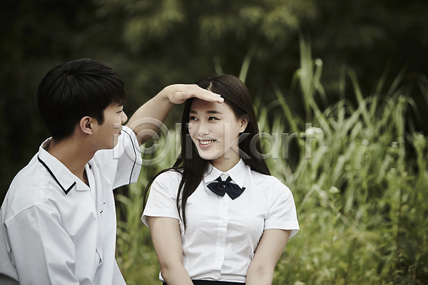 20대 남자 두명 성인 여자 한국인 JPG 아웃포커스 앞모습 옆모습 포토 공원 교복 데이트 미소(표정) 상반신 앉기 야외 응시 주간 커플 학생