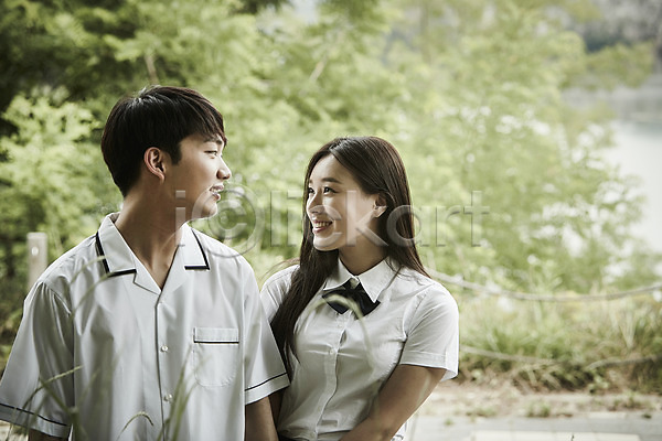 20대 남자 두명 성인 여자 한국인 JPG 아웃포커스 앞모습 포토 공원 교복 나무 데이트 미소(표정) 상반신 서기 야외 응시 주간 커플 학생