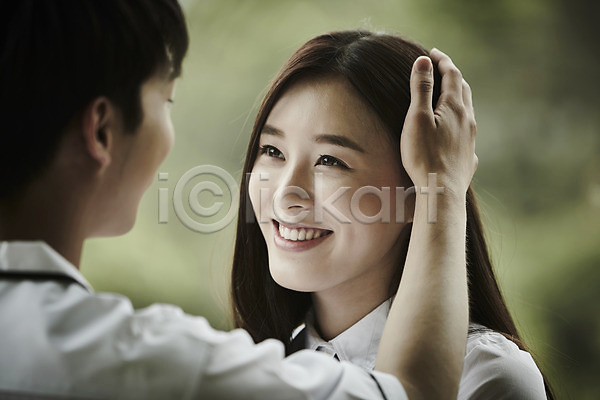 20대 남자 두명 성인 여자 한국인 JPG 뒷모습 아웃포커스 앞모습 포토 공원 교복 데이트 머리 미소(표정) 상반신 서기 쓰다듬기 야외 응시 주간 커플 학생
