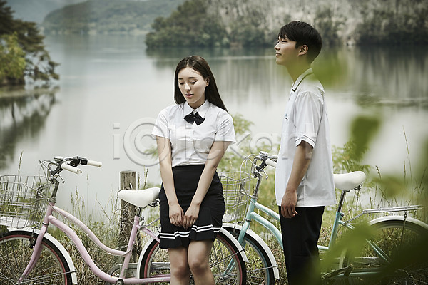 20대 남자 두명 성인 여자 한국인 JPG 아웃포커스 앞모습 옆모습 포토 공원 교복 기댐 데이트 미소(표정) 상반신 서기 야외 응시 자전거 주간 커플 학생 호수