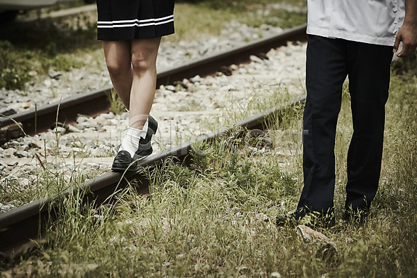 20대 남자 두명 성인 신체부위 여자 한국인 JPG 앞모습 포토 교복 기찻길 다리(신체부위) 데이트 서기 야외 잔디 주간 커플 하반신 학생
