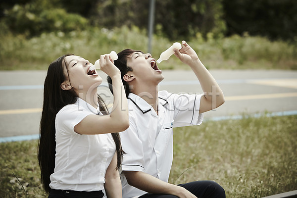 20대 남자 두명 성인 여자 한국인 JPG 아웃포커스 옆모습 포토 교복 데이트 들기 먹기 미소(표정) 상반신 아이스크림 앉기 야외 잔디 주간 커플 학생