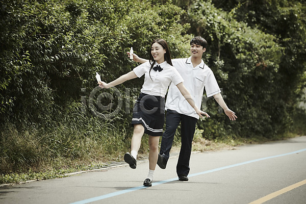 20대 남자 두명 성인 여자 한국인 JPG 아웃포커스 앞모습 포토 교복 나무 데이트 들기 미소(표정) 서기 아이스크림 야외 전신 주간 커플 학생