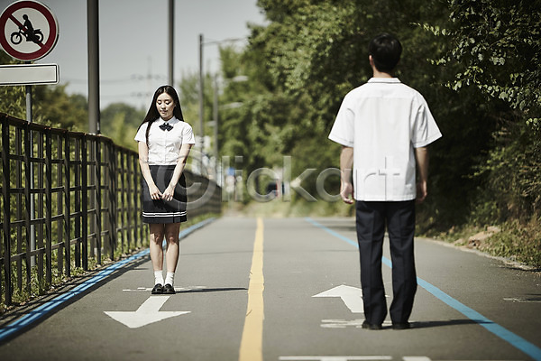 20대 남자 두명 성인 여자 한국인 JPG 뒷모습 아웃포커스 앞모습 포토 교복 나무 데이트 도로 서기 야외 응시 전신 주간 커플 표지판 학생