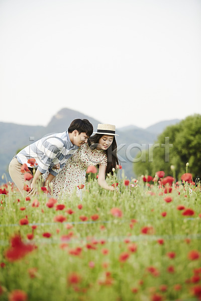 20대 남자 두명 성인 여자 한국인 JPG 아웃포커스 옆모습 포토 공원 꽃밭 데이트 상반신 서기 야외 응시 주간 커플