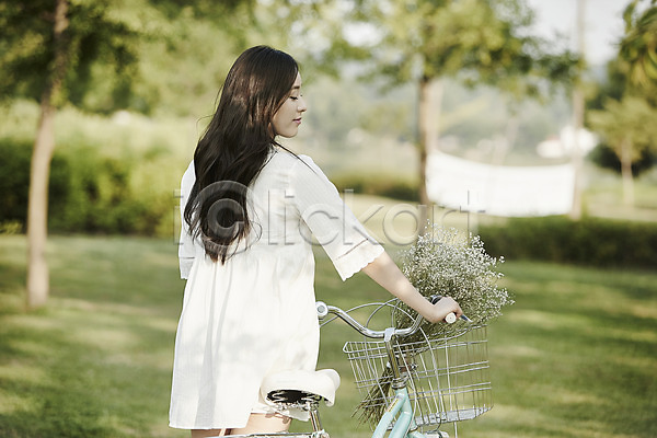20대 성인 성인여자한명만 여자 한국인 한명 JPG 뒷모습 아웃포커스 포토 공원 꽃다발 나무 상반신 서기 야외 자전거 잔디 잡기 주간