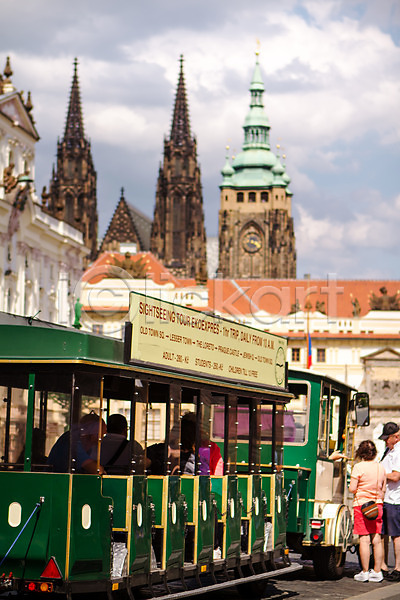 남자 여러명 여자 외국인 JPG 포토 동유럽 성당 야외 여행객 유럽 유럽풍경 주간 체코 트램 풍경(경치) 프라하 하늘 해외 해외풍경