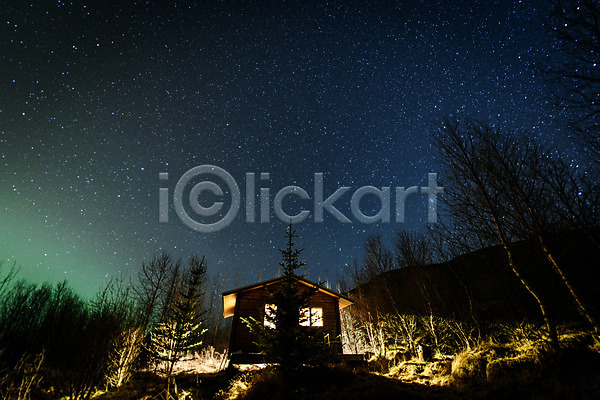 사람없음 JPG 포토 나무 밤하늘 별 산장 아이슬란드 야간 야경 야외 오로라 유럽 유럽풍경 주택 풍경(경치) 하늘 해외풍경