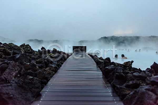 사람 여러명 JPG 포토 관광지 돌 블루라군 수증기 아이슬란드 야외 온천 유럽 유럽풍경 자연 주간 풍경(경치) 해외풍경