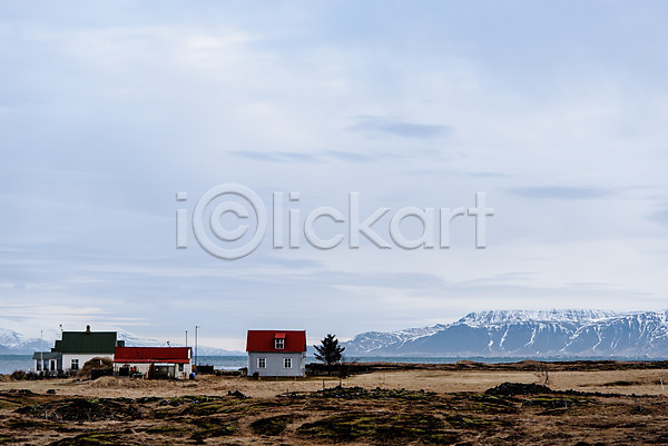 사람없음 JPG 포토 건물 나무 바닷가집 산 아이슬란드 야외 유럽 유럽풍경 주간 주택 풍경(경치) 하늘 해외풍경