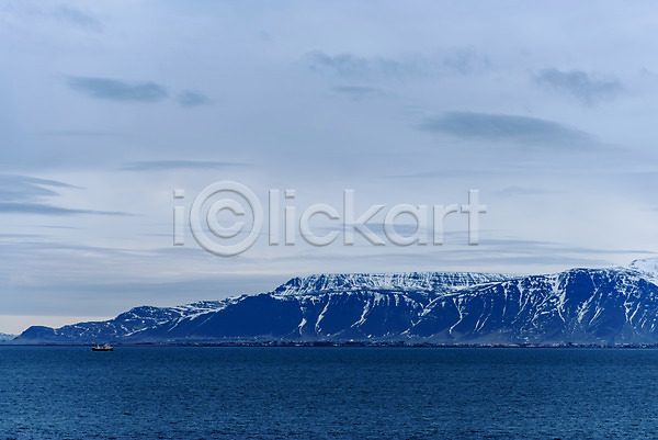 사람없음 JPG 포토 바다 배 산 아이슬란드 야외 유럽 유럽풍경 주간 풍경(경치) 하늘 해외풍경