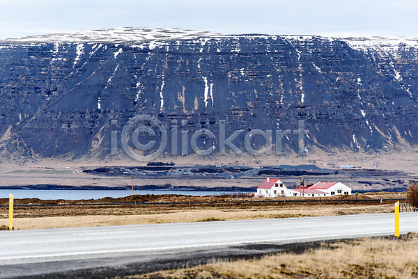 사람없음 JPG 포토 도로 바다 산 아이슬란드 야외 유럽 유럽풍경 자연 주간 주택 풍경(경치) 해외풍경