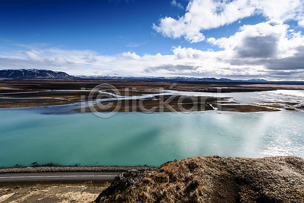 사람없음 JPG 포토 강 구름(자연) 길 도로 아이슬란드 야외 유럽 유럽풍경 자연 주간 초원(자연) 풍경(경치) 하늘 해외풍경