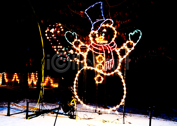 사람없음 JPG 포토 해외이미지 12월 가족 겨울 계절 눈사람 동물원 애니메이션 야간 야외 장식 전구 전등 축제 컬러풀 크리스마스 클라우스 해외202004 휴가