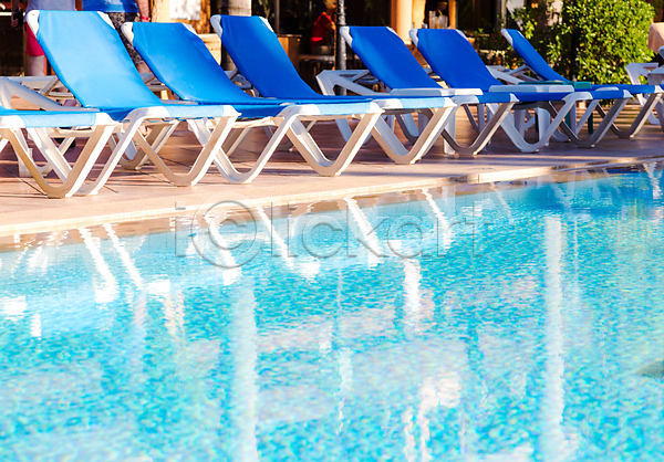휴식 사람없음 JPG 포토 해외이미지 맑음 물 선베드 수영장 여름(계절) 여행 의자 투명 파란색 해외202004 휴가 휴양지 흰색