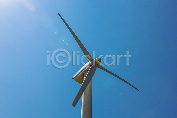 사람없음 JPG 포토 해외이미지 바람 발전기 빛 산업 에너지 역 재활용 전기 파란색 풍차 하늘 해외202004 햇빛 환경 힘