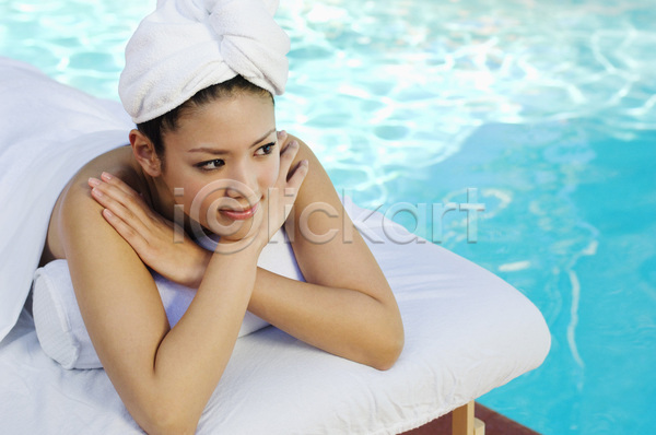 시원함 여유 성인 성인여자한명만 여자 한명 JPG 앞모습 포토 해외이미지 목욕가운 미소(표정) 바캉스 상반신 수영장 여름휴가 응시 해외202004