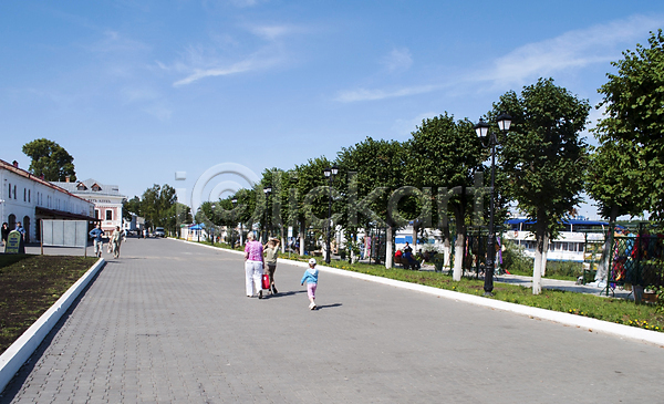 사람없음 JPG 포토 해외이미지 가로등 거리 건물 건축양식 도로 도시 디자인 러시아 문화 보행로 아스팔트(도로) 여름(계절) 타운 파란색 하늘 해외202004
