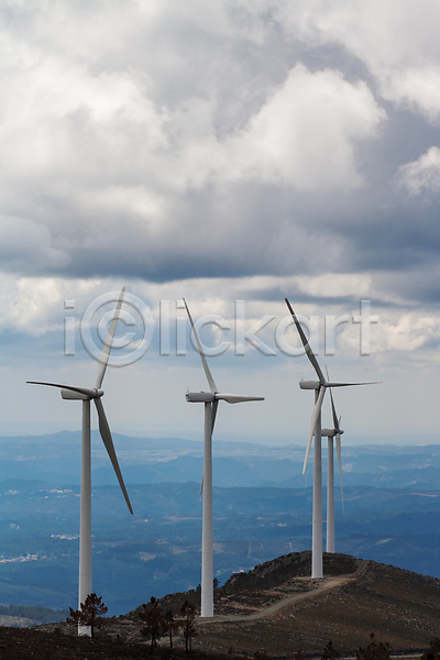 사람없음 JPG 포토 해외이미지 내추럴 바람 발전기 생태계 생태학 언덕 에너지 유지 자연 재활용 초록색 탑 포르투갈 풍경(경치) 프로펠러 하늘 해외202004 환경 흰색 힘
