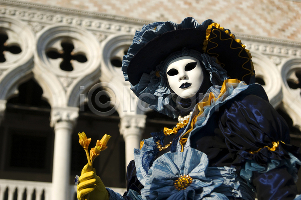 성인 성인여자한명만 여자 한명 JPG 포토 해외이미지 가면 건축물 건축양식 꽃 들기 베네치아 변장 상반신 야외 이탈리아 주간 중세의상 카니발축제 하늘 해외202004