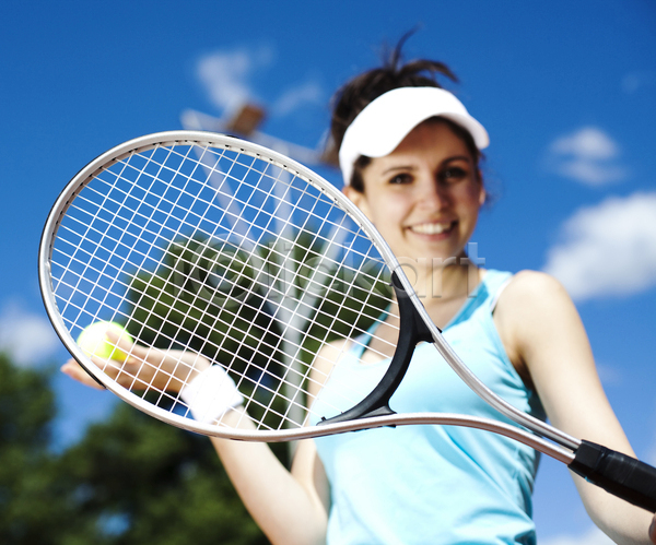 즐거움 서양인 성인 성인여자한명만 여자 한명 JPG 아웃포커스 앞모습 포토 해외이미지 들기 상반신 야외 여름(계절) 우먼라이프 주간 테니스 테니스공 테니스라켓 테니스복 테니스장 하늘 해외202004