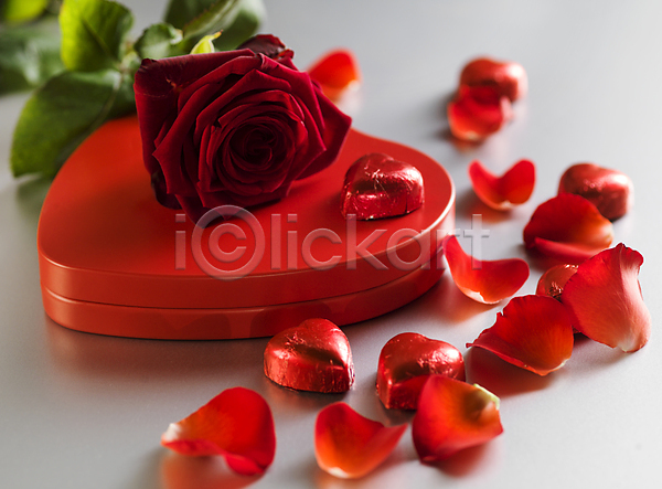 사람없음 JPG 포토 해외이미지 꽃잎 발렌타인데이 빨간색 선물상자 오브젝트 장미 초콜릿 하트 회색배경