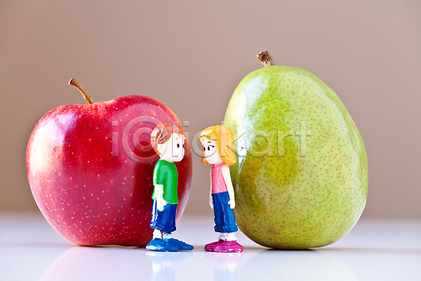 함께함 사람없음 소년 JPG 포토 해외이미지 1 2 갈색 건강 과일 다이어트 빨간색 사과 서기 숫자 싱글 음식 인공 장난감 진홍색 초록색 컨셉 해외202004 흰색