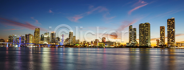 사람없음 JPG 포토 해외이미지 건물 건축양식 고층빌딩 관광지 구름 도시 도시풍경 도심 랜드마크 마이애미 만 물 미국 바다 부동산 비즈니스 빛망울 스카이라인 야간 여행 일몰 일출 전등 컬러풀 태양 파노라마 플로리다 하늘 해외202004 해외포토