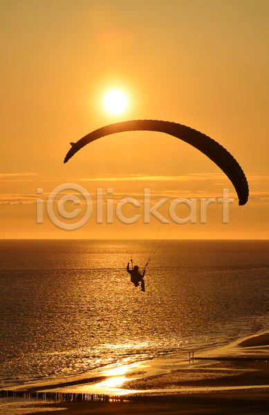 이동 사람없음 JPG 포토 해외이미지 고립 글라이더 낙하산 네덜란드 모래언덕 모션 미끄러짐 방송 불기 야외 윤곽 전선 주간 패러글라이딩 하늘 해외202004 햇빛