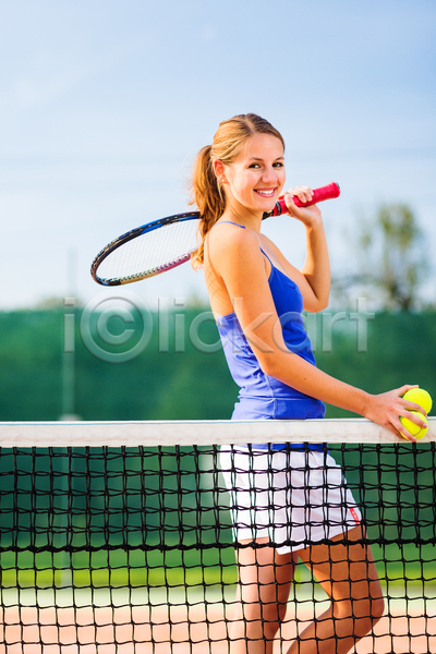백인 성인 성인여자한명만 여자 한명 JPG 포토 해외이미지 미소(표정) 스포츠 야외 테니스 테니스공 테니스라켓 해외202004