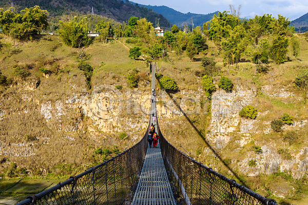 동양인 사람 사람없음 JPG 포토 해외이미지 강 건너기 걷기 골짜기 금속 나무 네팔 십자가 아시아 안전 야외 여행 자연 좁은 철책 트래킹 풍경(경치) 해외202004