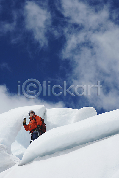 20대 남자 백인 성인 성인남자한명만 한명 JPG 로우앵글 옆모습 포토 해외이미지 겨울 뉴질랜드 등산 산 상반신 서기 설산 손들기 야외 얼음 주간 트래킹 하이커 하이킹 해외202004