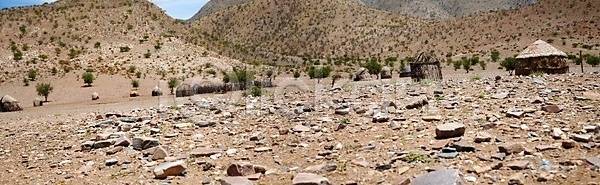 건조 따뜻함 뜨거움 사람없음 JPG 포토 해외이미지 가뭄 나무 나미비아 내추럴 땅 마을 맑음 모래 모래언덕 물 빨간색 사파리 산 수평선 아프리카 암초 야외 야자수 언덕 여름 여행 오픈 원형 자연 작음 전통 파노라마 파란색 풍경 하늘 해외202004 해외포토 황무지