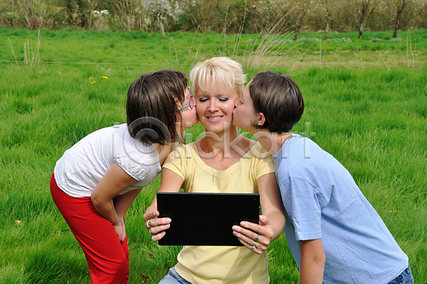 사람 성인 세명 여자 JPG 포토 해외이미지 가족 공책 노트북 디지털 라이프스타일 알약 야외 업무 인터넷 잔디 정원 컴퓨터 키스 태블릿 통신 해외202004