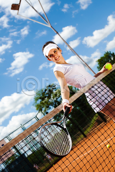 즐거움 서양인 성인 성인여자한명만 여자 한명 JPG 옆모습 포토 해외이미지 네트 들기 상반신 야외 여름(계절) 우먼라이프 주간 테니스 테니스라켓 테니스복 하늘 해외202004
