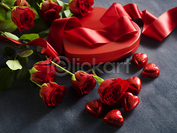 사람없음 JPG 포토 하이앵글 해외이미지 리본 발렌타인데이 빨간색 선물상자 오브젝트 장미 초콜릿 하트 회색배경