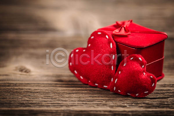 사람없음 JPG 포토 해외이미지 나무배경 반지케이스 발렌타인데이 빨간색 선물상자 오브젝트 카피스페이스 하트