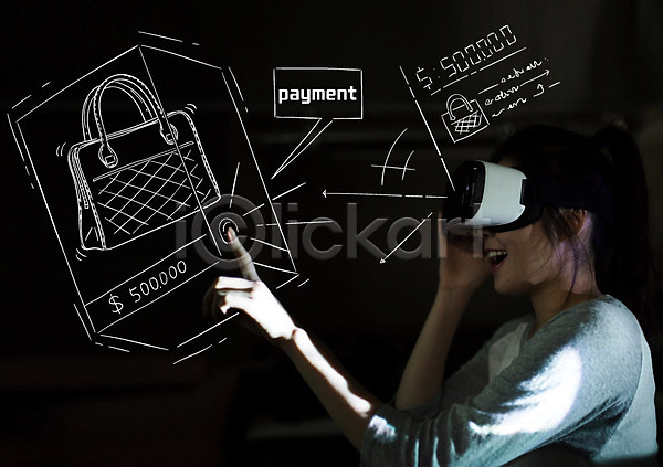 스마트 성인 여자 한국인 한명 AI(파일형식) 옆모습 포토일러 3D안경 VR기기 가상현실 말풍선 상반신 쇼핑 터치 핸드백