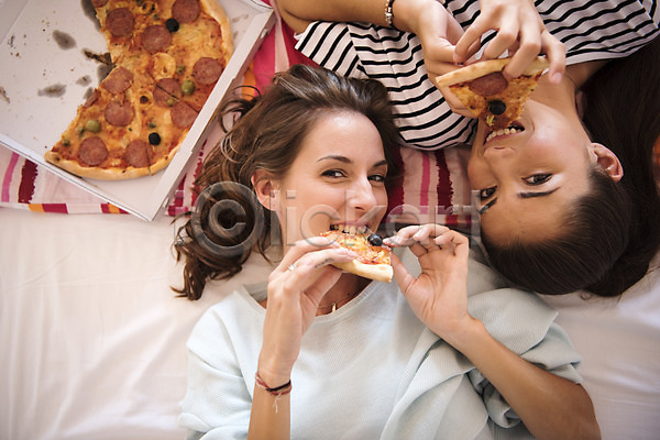 20대 두명 서양인 성인 성인여자만 여자 JPG 앞모습 포토 하이앵글 눕기 맛있는 먹기 상반신 실내 우먼라이프 웃음 음식 친구 피자