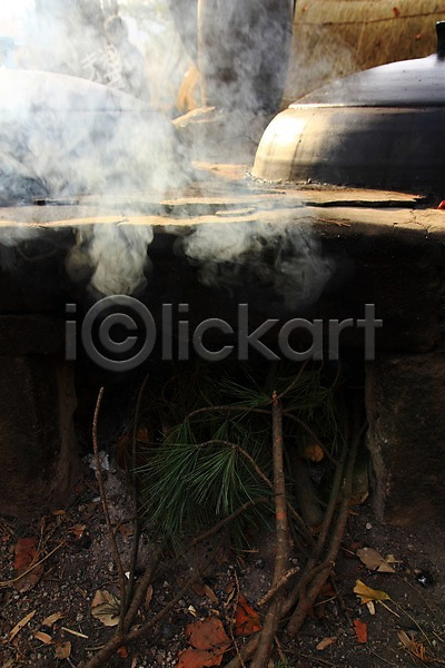 사람없음 JPG 포토 가마솥 백그라운드 소나무 아궁이 야외 연기 주간 풍경(경치)