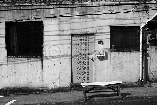 사람없음 JPG 포토 흑백 거리 거리풍경 백그라운드 벤치 야외 주택 풍경(경치) 현관문