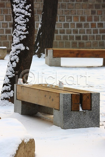 사람없음 JPG 포토 겨울 겨울풍경 나무 눈(날씨) 백그라운드 벤치 쓰레기 야외 주간 풍경(경치)