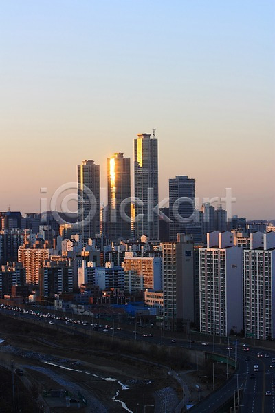 사람없음 JPG 포토 고층빌딩 도로 도시 도심 빌딩 아파트 야외 일몰 자동차 주간 풍경(경치) 하늘 한국