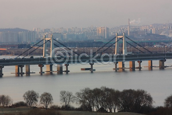 사람없음 JPG 포토 강 나무 다리(건축물) 도시 도심 빌딩 아파트 야외 주간 풍경(경치) 한국