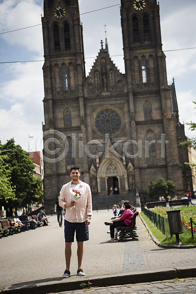 20대 남자 서양인 성인 여러명 여자 JPG 아웃포커스 앞모습 포토 꽃다발 들기 미소(표정) 벤치 서기 성당 야외 유럽 전신 주간 체코 프라하