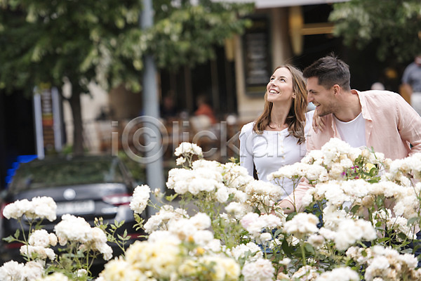 20대 남자 두명 서양인 성인 여자 JPG 아웃포커스 앞모습 포토 거리 꽃 나무 데이트 미소(표정) 상반신 서기 야외 유럽 응시 주간 체코 커플 프라하