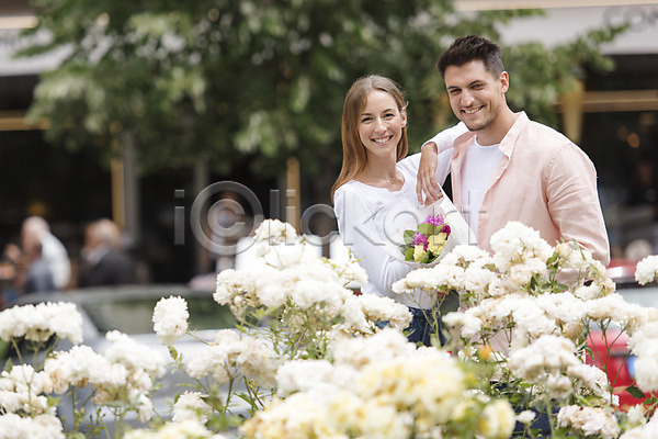 20대 남자 두명 서양인 성인 여자 JPG 아웃포커스 앞모습 포토 거리 기댐 꽃 나무 데이트 미소(표정) 상반신 서기 야외 유럽 주간 체코 커플 프라하