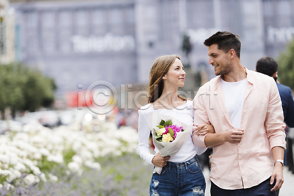 20대 남자 두명 서양인 성인 여자 JPG 아웃포커스 앞모습 포토 거리 꽃 꽃다발 데이트 들기 마주보기 미소(표정) 상반신 서기 야외 유럽 주간 체코 커플 팔짱 프라하